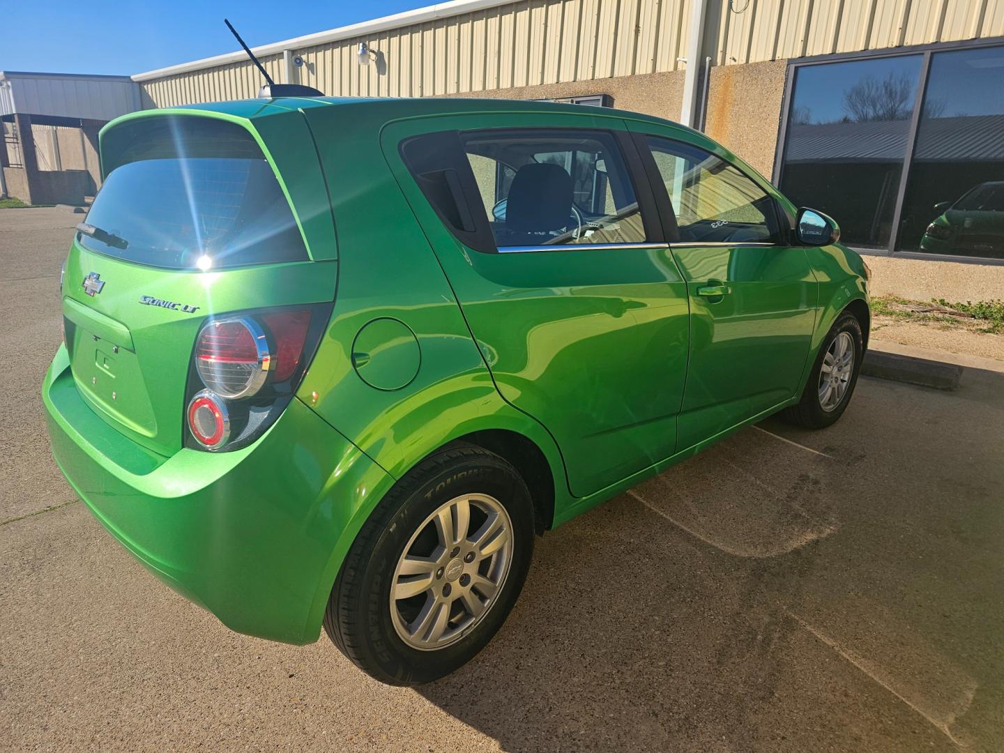 2016 GREEN Chevrolet Sonic LT Auto 5-Door (1G1JC6SH6G4) with an 1.8L L4 DOHC 24V engine, 6A transmission, located at 533 S Seven Points BLVD, Seven Points, TX, 75143, (430) 255-4030, 32.313999, -96.209351 - Photo#2